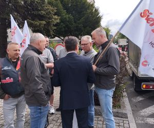 Konferencja prasowa hutników przed Ministerstwem Przemysłu w Katowicach