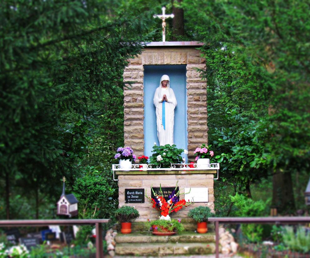 Kapliczka kaplica maria matka boska boża