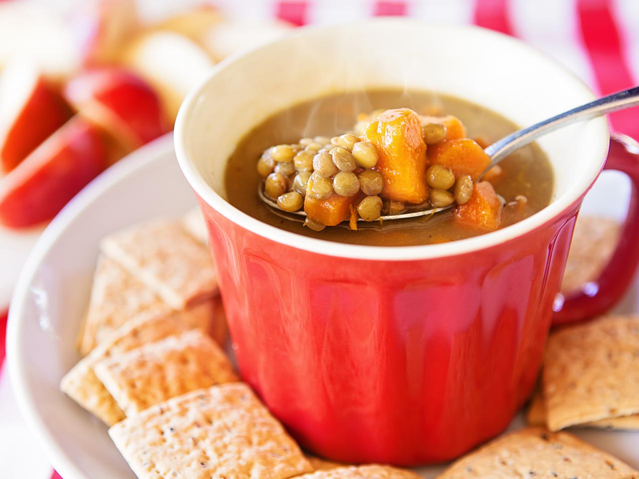 Zupa z batatów i zielonej soczewicy: przepis na wegańską zupę ze słodkich ziemniaków z soczewicą