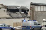 Trwa akcja ratownicza na terenie dawnej zajezdni PKS w Mławie