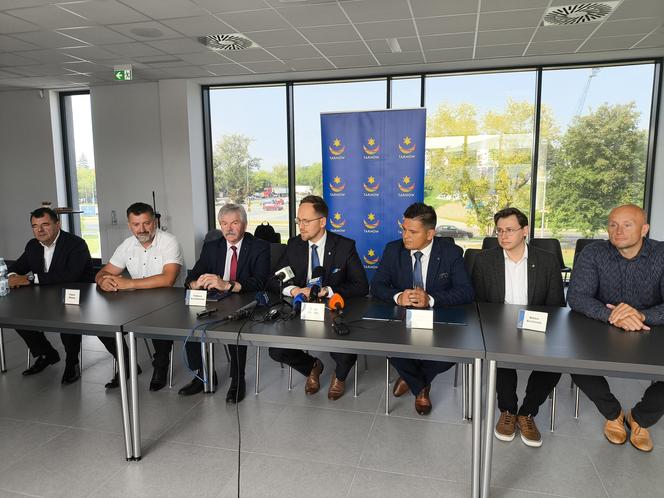 Podpisanie umowy na rozbudowę stadionu piłkarskiego w Mościcach