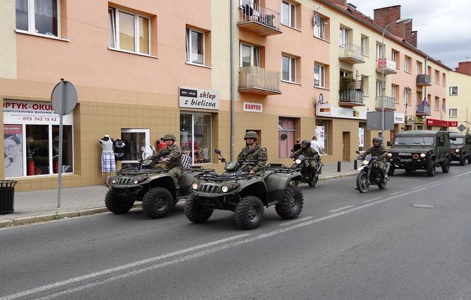 Wojskowa parada w Międzyrzeczu. 