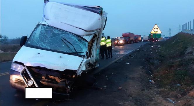 Radomsko: Zderzenie busa z tirem na DK 42. Nie żyje 55-latek, droga jest teraz ZABLOKOWANA 