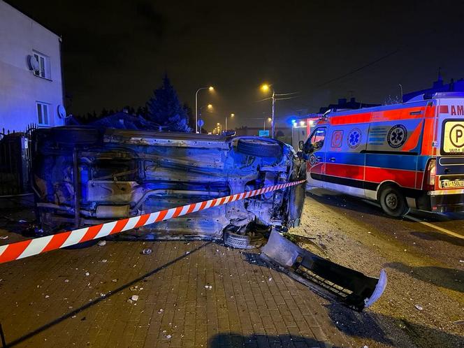 Rozbił forda na betonowym słupie. Jechał bez prawka i po alkoholu