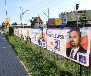 Rzeszowskie osiedla pozaklejane plakatami wyborczymi. Plakat na plakacie 