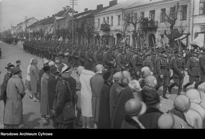 Defilada pułku na ulicach miasta, Suwałki, 1928 r.