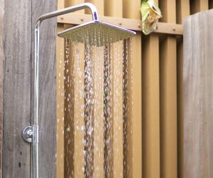 Prysznic w ogrodzie – elegancko na desce