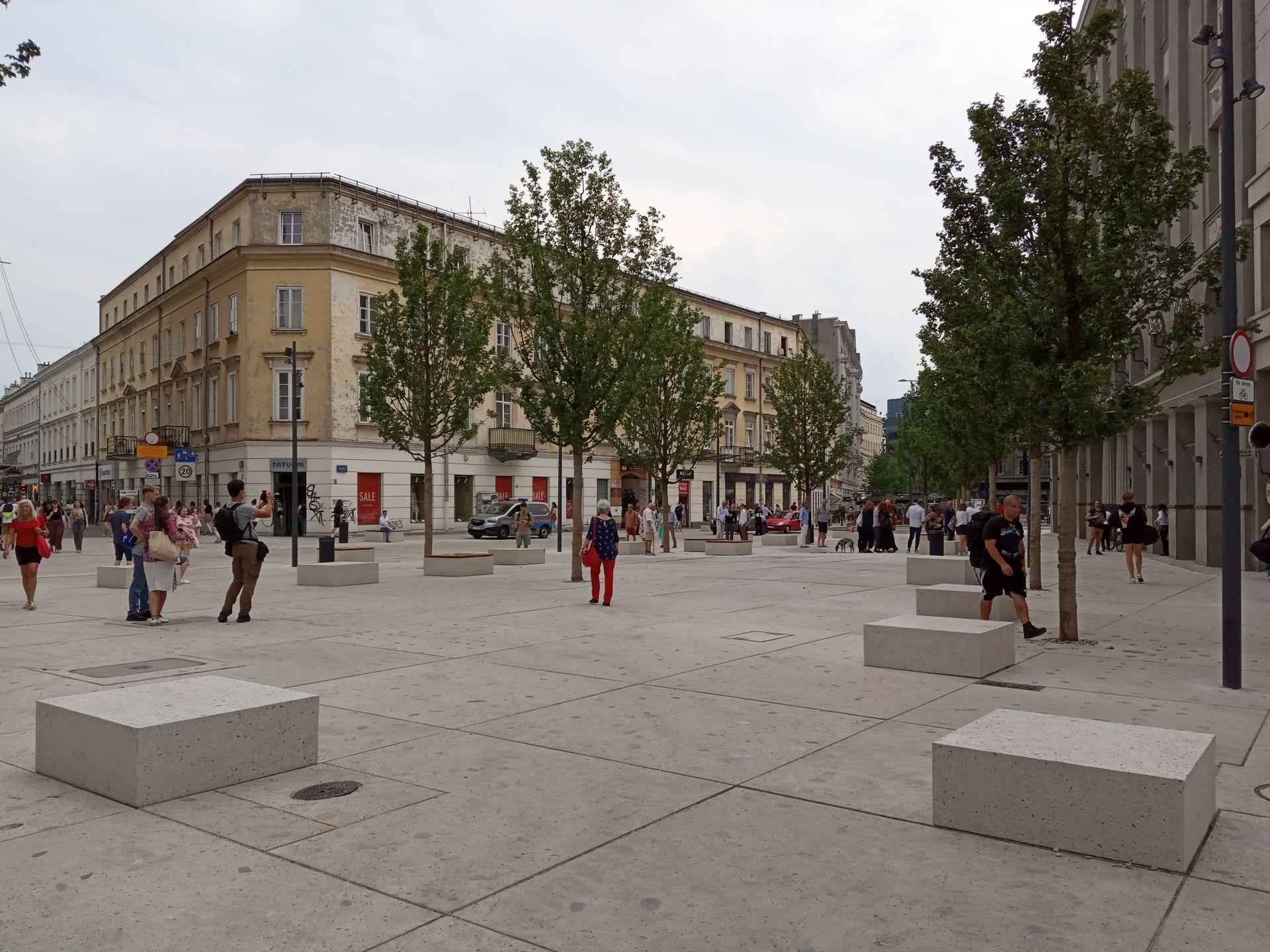 Plac Pięciu Rogów: miejska oaza, betonowa pustynia czy zwornik łączący różne przestrzenie i funkcje miasta?