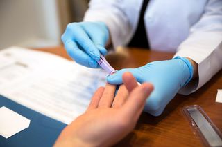 Groźna infekcja coraz częstsza. Teraz darmowy test zrobisz w zwykłej przychodni