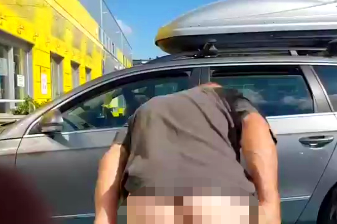 Mężczyna zamknął psa w samochodzie, po zwróceniu uwagi pokazał odbyt