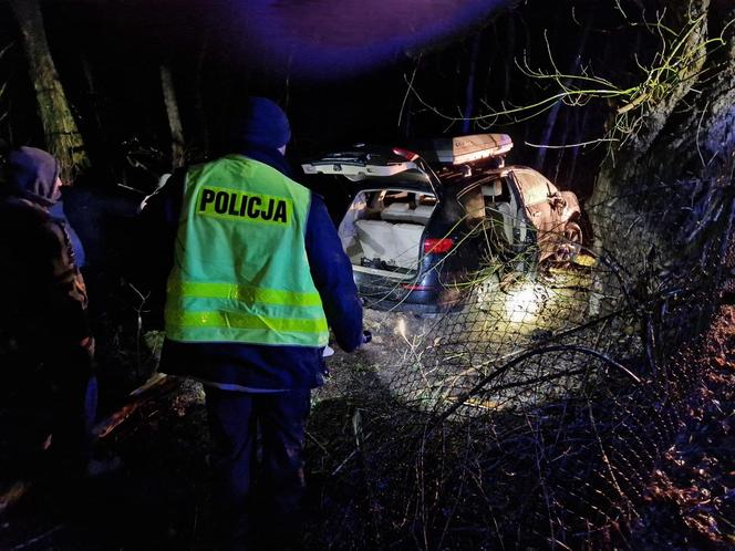 Zjechał z drogi i huknął w drzewo. Jego auto stanęło w płomieniach. Cudem uniknął śmierci