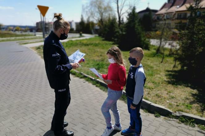 Dzieci noszące maseczki dostały od starachowickiej policji dyplomy i upominki. Taka akcja na ulicach naszego miasta