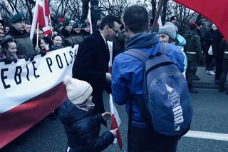 Oświadczył się na Marszu Niepodległości. Premier Mateusz Morawiecki pogratulował zaręczyn