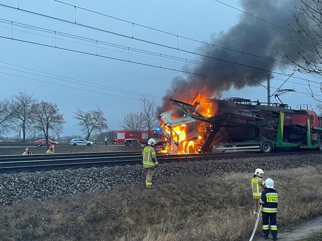 Zderzenie lawety z pociągiem koło Gniezna! Pojazdy stanęły w płomieniach 