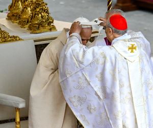 Papież przejechał papamobile wśród wiernych przed inauguracją