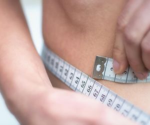 Chudniesz, choć dużo jesz i siedzisz na kanapie? To nie dobre geny, a sygnał alarmowy