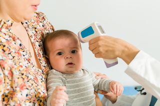 Gorączka u dziecka bez paniki. Ekspert wyjaśnia, kiedy trzeba reagować