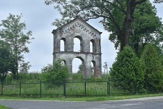 Średnia Wieś - w XV wieku ta wieś na Podkarpaciu była własnością Matiasza ze Zboisk. Jego wnuk zapoczątkował słynny ród