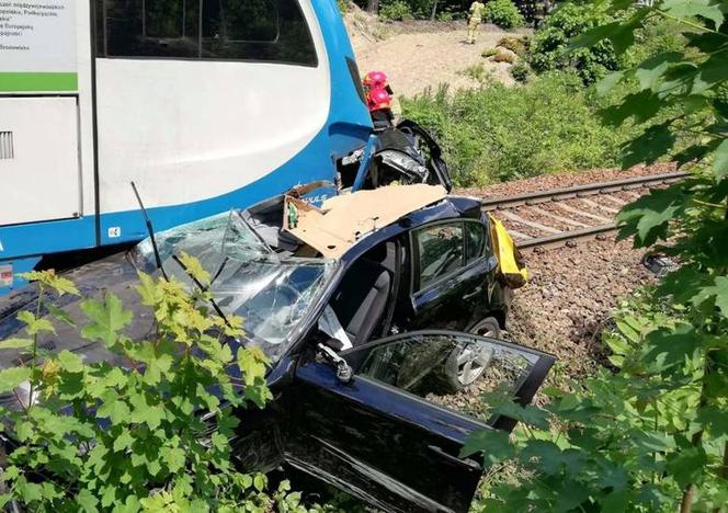 Koszmarny wypadek w Mikołowie! Kobieta w BMW wjechała pod pociąg