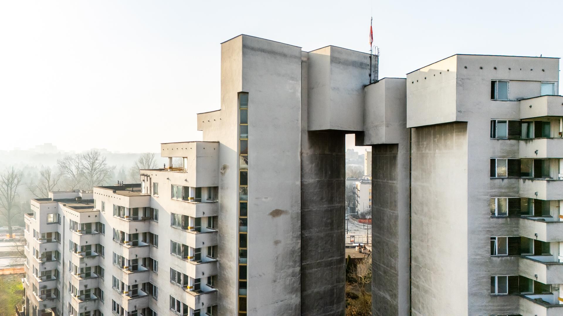Szpiegowo z lotu ptaka. Blok na Sobieskiego 100 w Warszawie