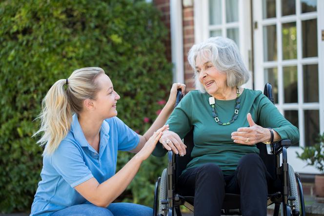 Senior w domu opieki – jak go przygotować? 