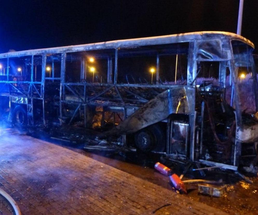 Przy autostradzie A4 doszczętnie spłonął autokar. Pojazdem podróżowały dzieci wracające z wakacji