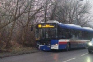 Wypadek z udziałem autobusu miejskiego w Bydgoszczy. Są poszkodowani i utrudnienia