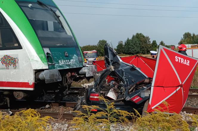  Pociąg staranował osobówkę