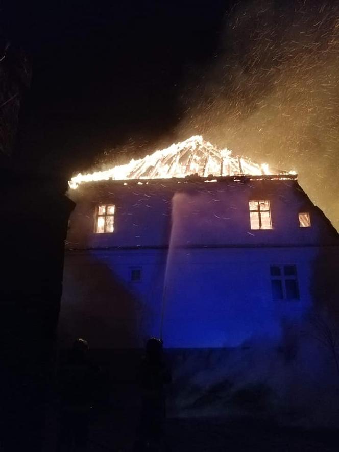 Dolny Śląsk. Pożar w Jakubowie. Spłonęła zabytkowa plebania [ZDJĘCIA, FILM]