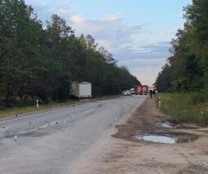 Śmiertelny wypadek na DK 12 pod Piotrkowem Tryb. Kierujący chevroletem wjechał pod tira [ZDJĘCIA]