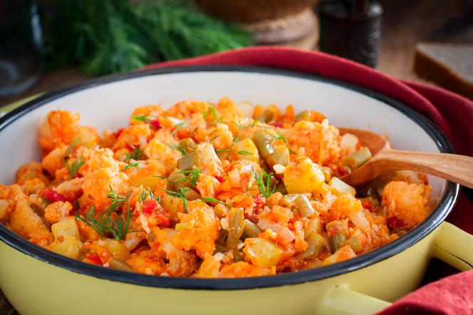 Letnie warzywa duszone w pomidorach: przepis krok po kroku