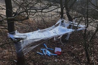 Głupota ponad skalę. Hamak z plastiku „przyozdobił” Zakrzówek