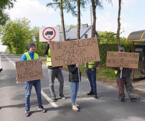 Protest mieszkańców Załęża. Nie chcą tirów na drodze do magazynu Stokrotki