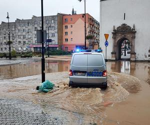 Nysa. Ratownicy WOPR i GOPR z całego kraju zjeżdżają do miasta. Dwugodzinne kolejki w sklepach