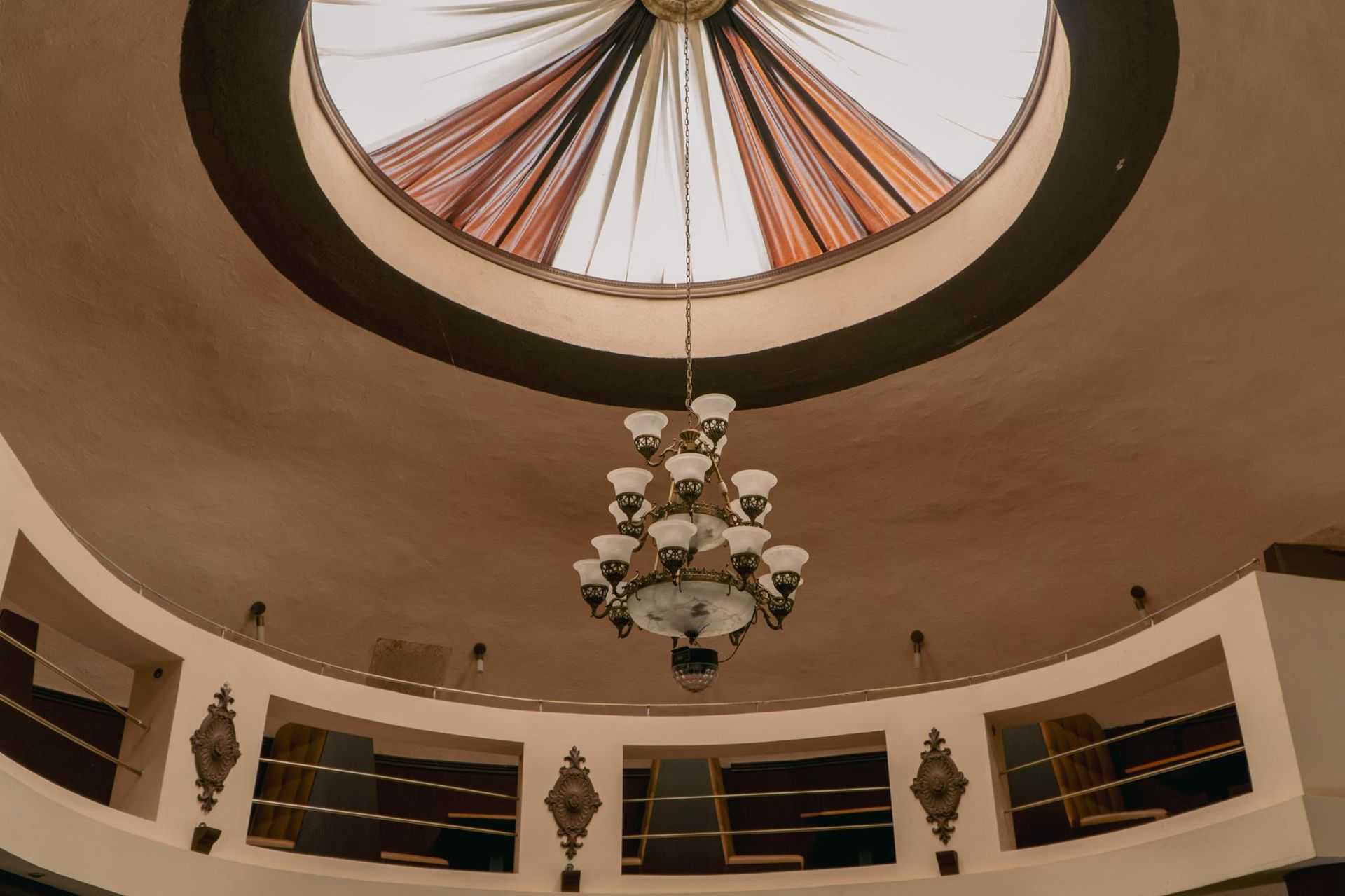 Dom Igloo w Aninie czyli część hotelu "Noclegi Ufo"