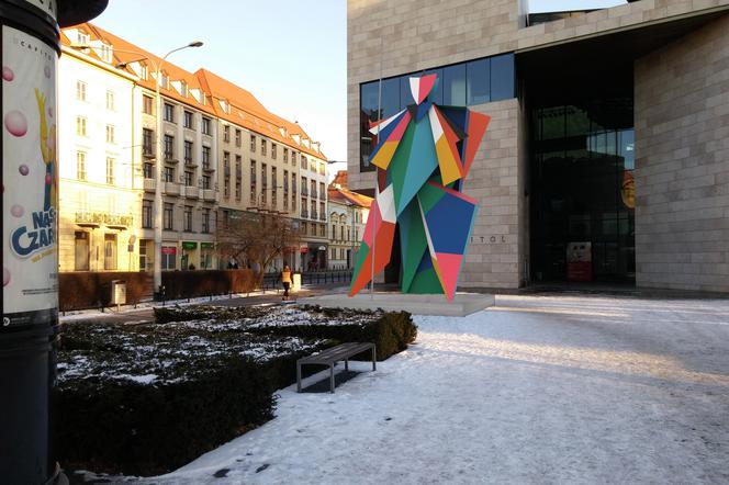 Arlekin ma stanąć na placu przy Teatrze Capitol