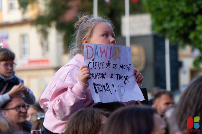 Koncert Dawida Kwiatkowskiego przed ratuszem miejskim w Kętrzynie