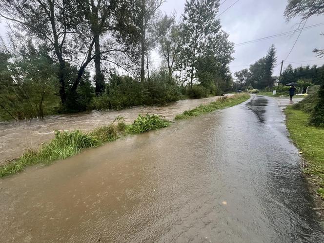 Przekroczone stany alarmowe na kilku rzekach, strażacy układają worki z piaskiem. Relacja live