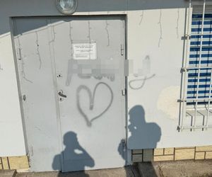 Łukasz podpisał się na ścianie posterunku. Zostawił nawet swój numer PESEL