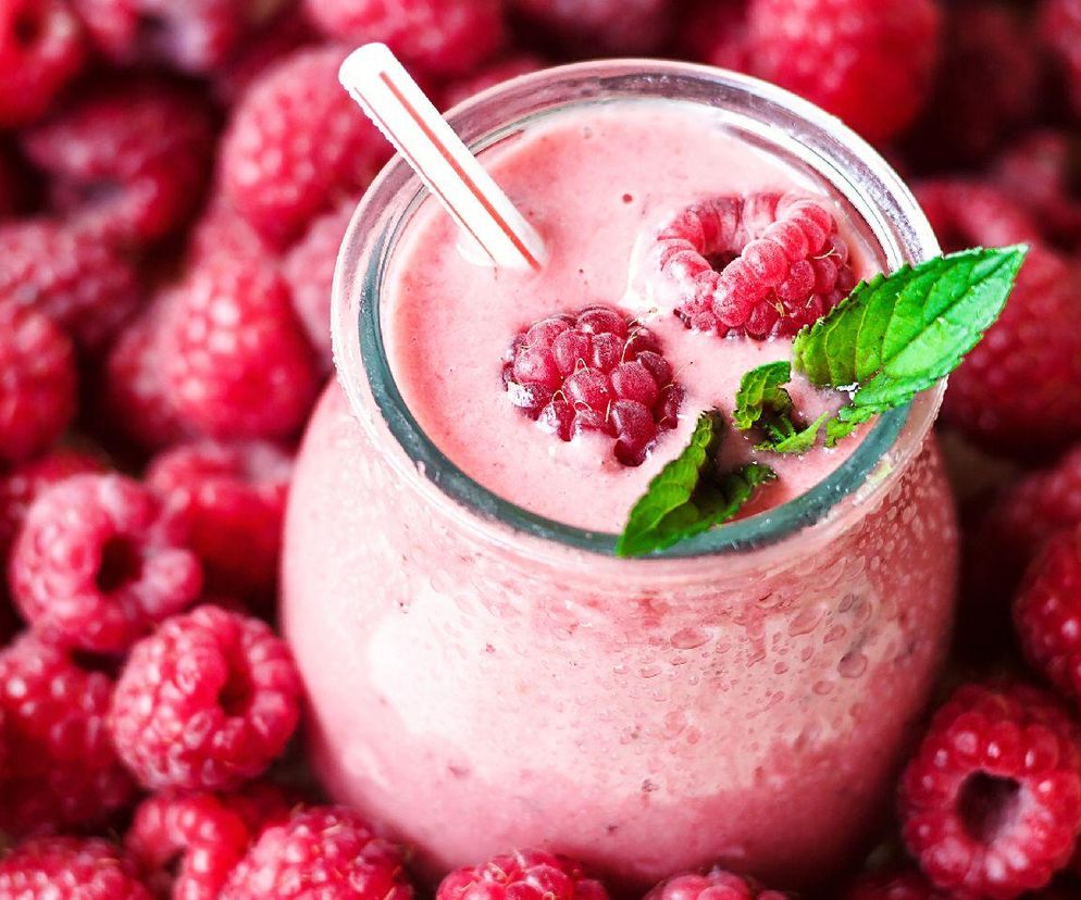 koktajl z kefiru, malin i siemienia lnianego