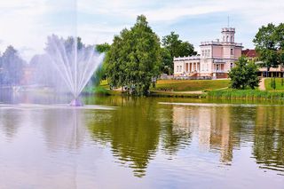 To miasto słynie z największego aquaparku w tej części Europy. Leży przy granicy z Polską
