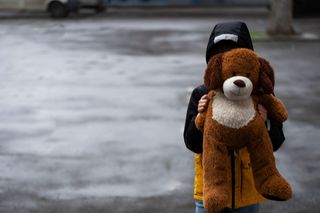 Wstrząsający widok w Iławie. Ubłocony maluch błąkał się po mieście i pił wodę z kałuży