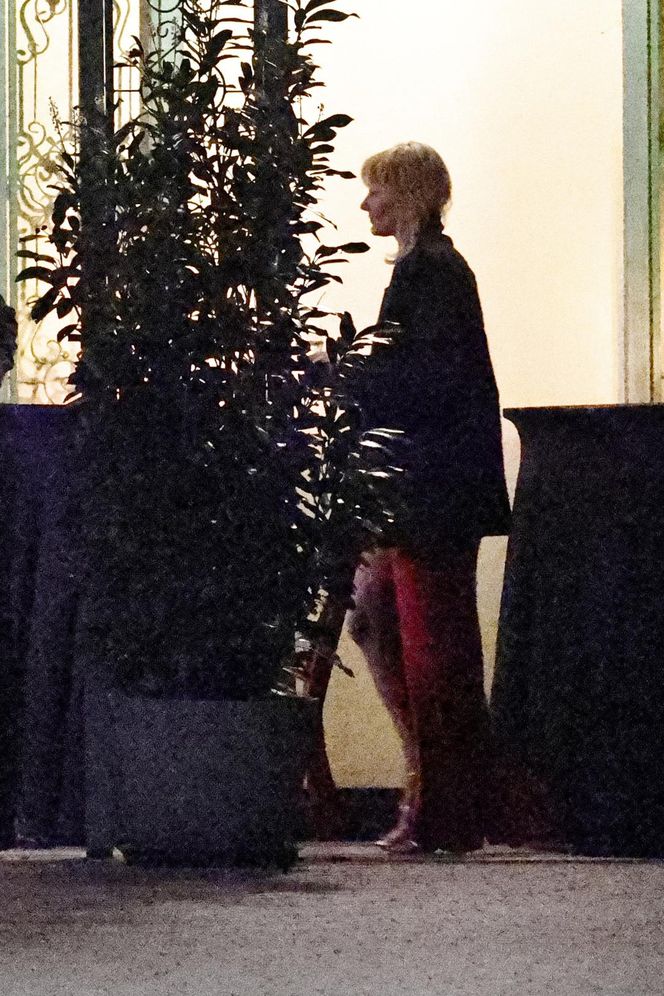 Anna Lewandowska w nocy pali elektryczne papierosy