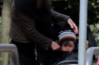 Marta Kaczyńska modna w dobie koronawirusa. Tak spaceruje z dziećmi [ZDJĘCIA]