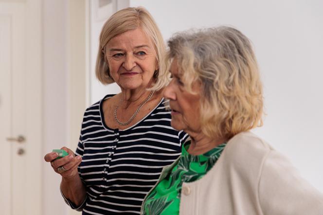 Na Wspólnej odc. 3555. Matka Ewy, Irena (Elżbieta Gaertner) i jej partnerka, Felicja Nowaczyk (Zinaida Zagner)