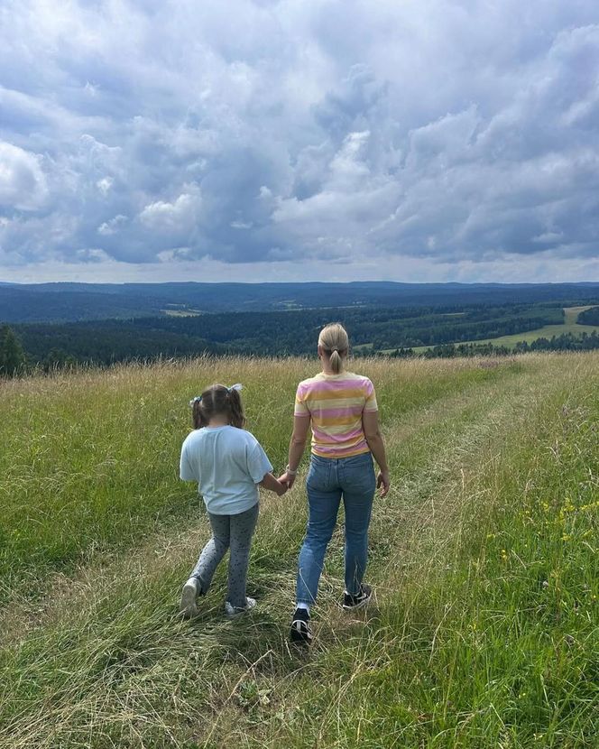 Marta Nawrocka na spacerze z córką i mężem