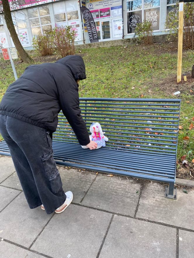 Na olsztyńskich ulicach pojawiły się „poobijane” misie. O co chodzi?