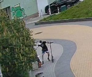 Nowy postrach seniorów we Wrocławiu. Złodziej na hulajnodze zrywa łańcuszki, policja szuka przestępcy