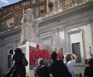 Z OSTATNIEJ CHWILI: Rozpoczęło się konklawe 2025 – kardynałowie złożyli przysięgę w Kaplicy Sykstyńskiej