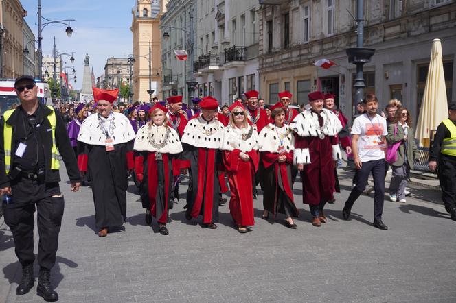 Pochód Juwenaliowy Łódzkich Uczelni. Studenci przejęli Łódź! [ZDJĘCIA]